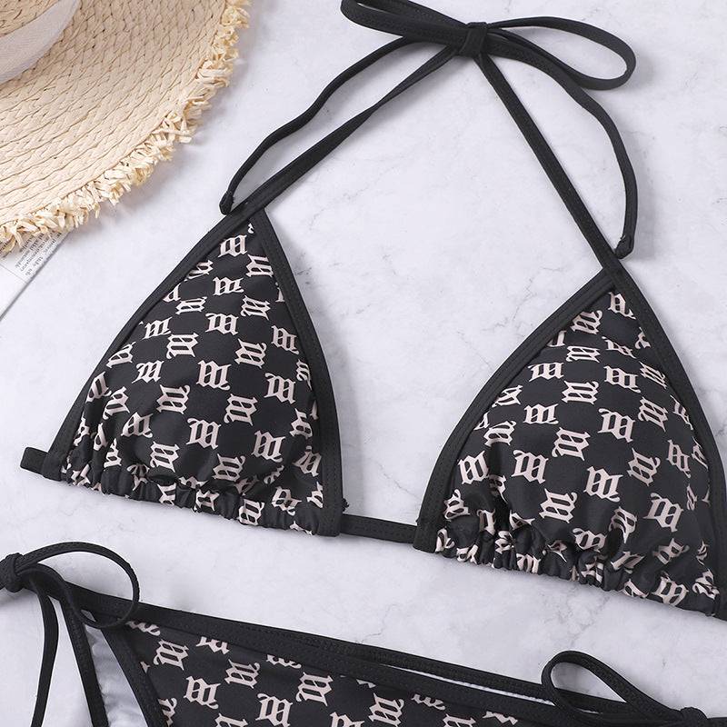 Горнище на бански ''Salty'' с триъгълни чашки и връзки на врата. Черен десен с бял повтарящ се символ, стилен и удобен дизайн.