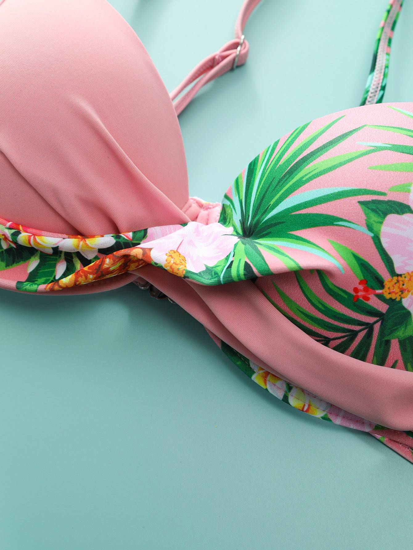 Детайл от горнището на бански ''Reflection'' в розово с флорални мотиви. Твърда чашка и декоративно усукване за стилен вид.